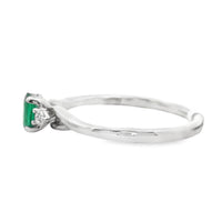 18kt White Gold Emerald Natural Emerald and Round Natural Diamonds Ring (0.31ct)
