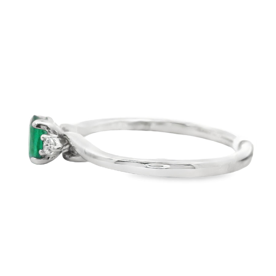 18kt White Gold Emerald Natural Emerald and Round Natural Diamonds Ring (0.31ct)